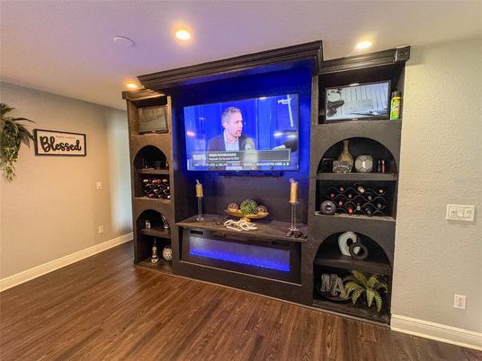 Interior, Recessed Lighting, Wood Texture Flooring