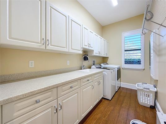 Interior, Recessed Lighting, Washer, Wood Texture Flooring