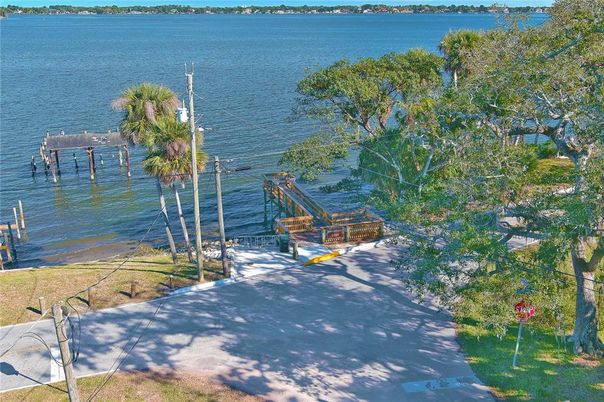 Exterior, Lake