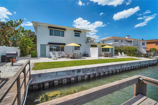 Exterior, Lake