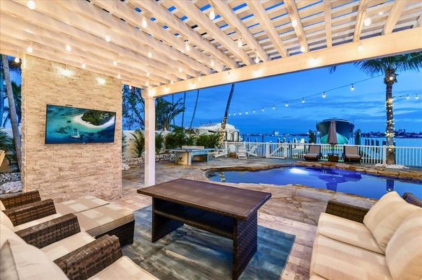 Exterior, Pool