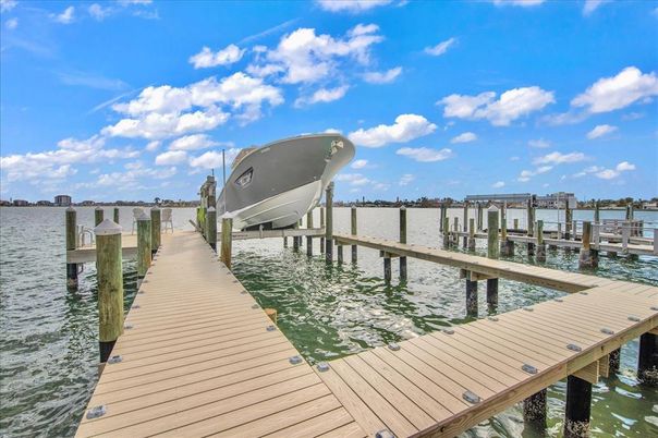 Exterior, Lake