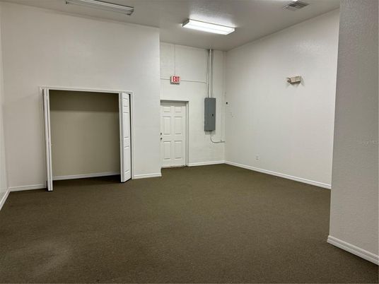Empty room, Interior