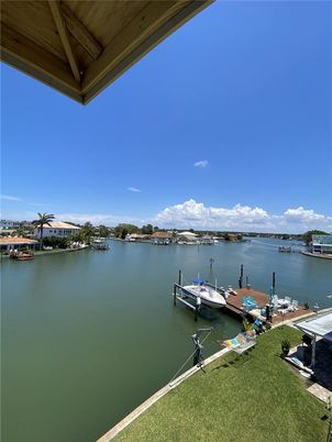 Exterior, Lake