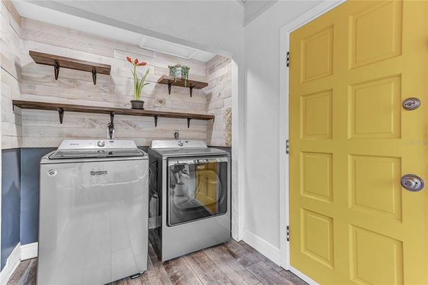 Interior, Washer, Wood Texture Flooring