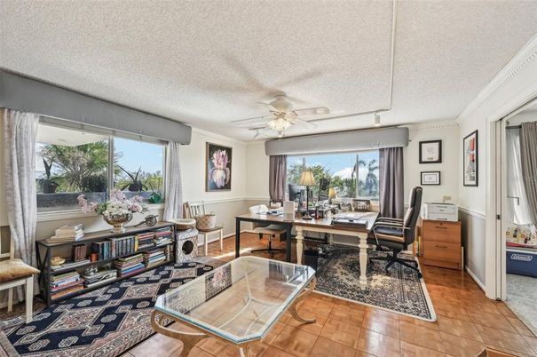 Home Office, Interior
