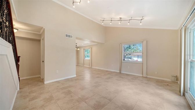 Empty room, Interior