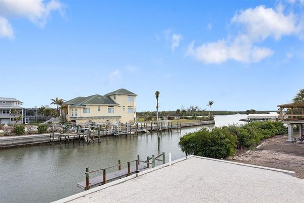 Exterior, Lake