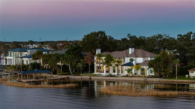 Exterior, Lake