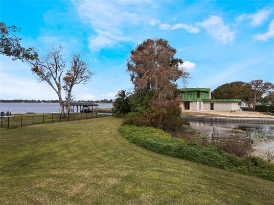Exterior, Lake