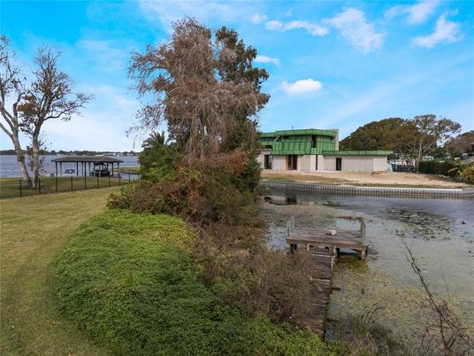 Exterior, Lake