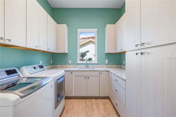 Interior, Washer, Wood Texture Flooring