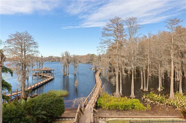 Exterior, Lake
