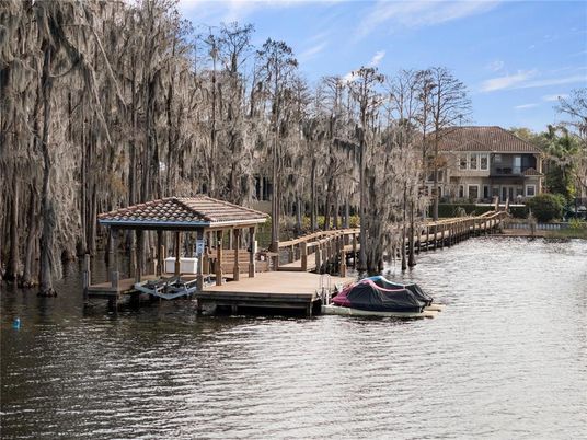 Exterior, Lake