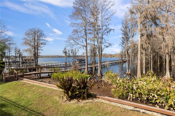 Exterior, Lake