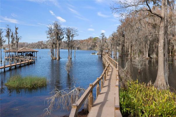 Exterior, Lake