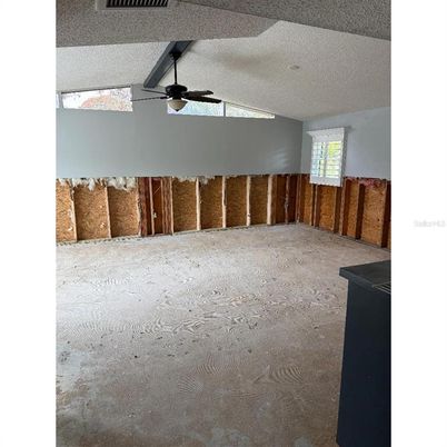Empty room, Interior