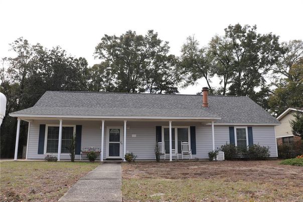 Exterior, Facade, Ranch