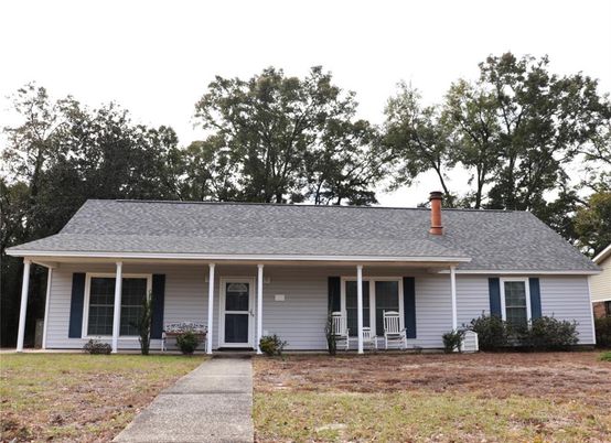 Exterior, Facade, Ranch