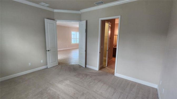 Empty room, Interior