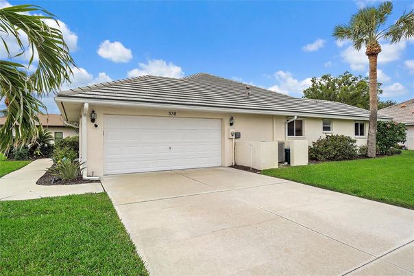 Attached, Exterior, Facade, Ranch