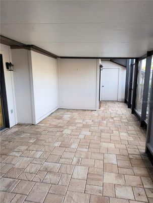 Empty room, Interior
