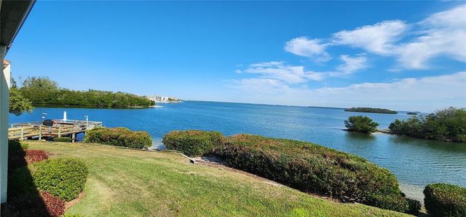 Exterior, Lake