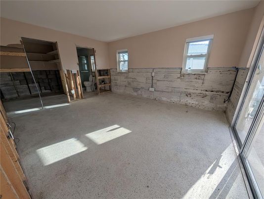 Empty room, Interior