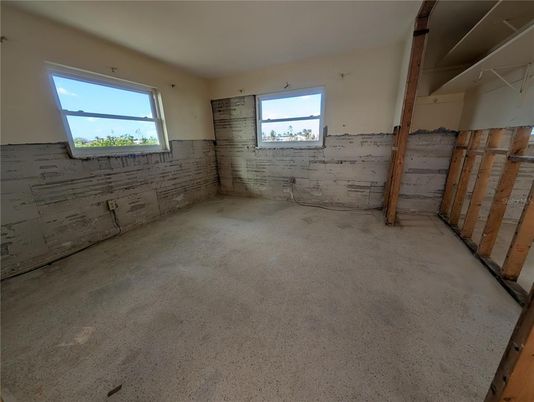 Empty room, Interior