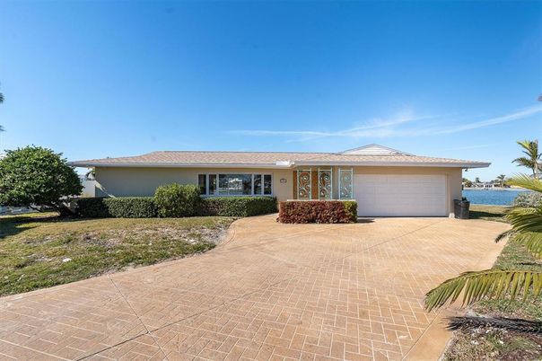 Attached, Exterior, Facade, Ranch