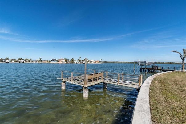 Exterior, Lake