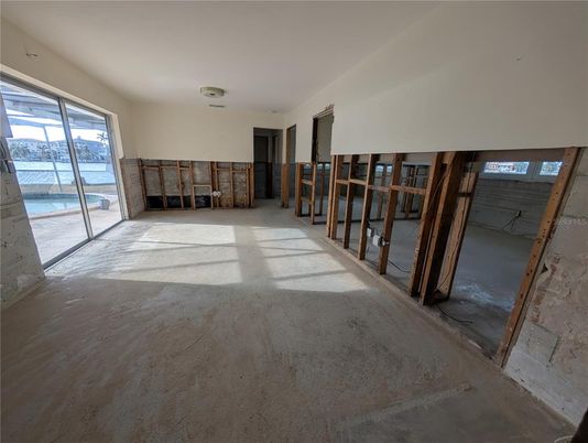 Empty room, Interior