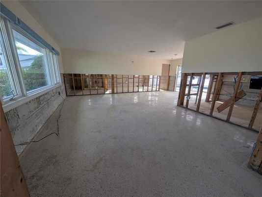 Empty room, Interior