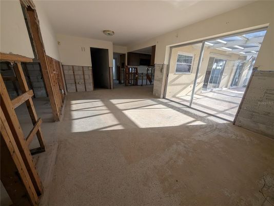 Empty room, Interior
