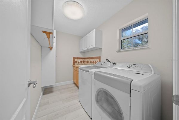 Interior, Washer, Wood Texture Flooring