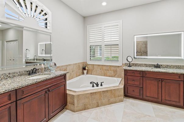 Bathroom, Dual Sink Vanities, Interior, Recessed Lighting