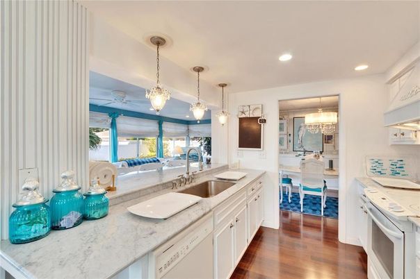 Chandelier, Dining room, Interior, Kitchen, Pendant Lights, Recessed Lighting, Wood Texture Flooring