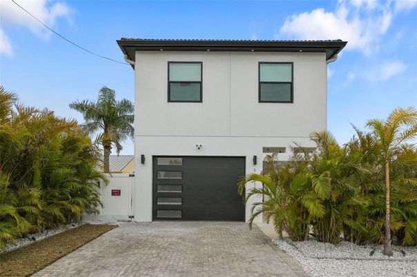 Attached, Exterior, Facade, Mediterranean