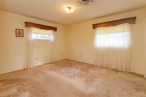Empty room, Interior