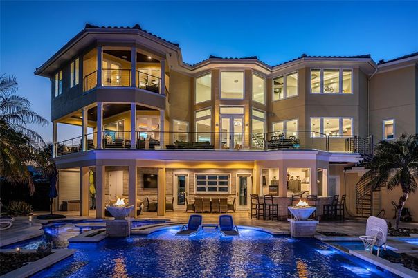 Exterior, Facade, Pool, Modern