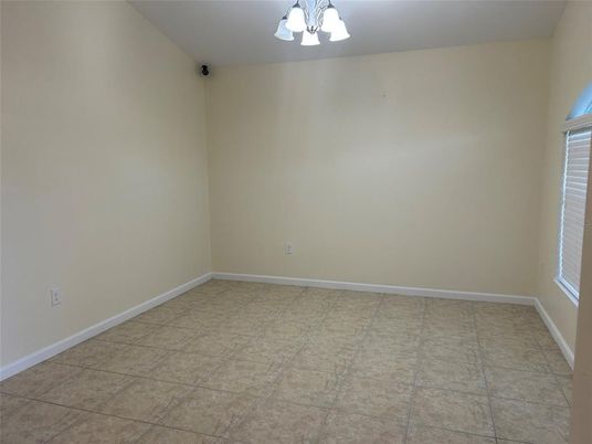 Empty room, Interior