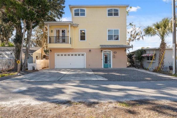 Attached, Exterior, Facade, Mediterranean