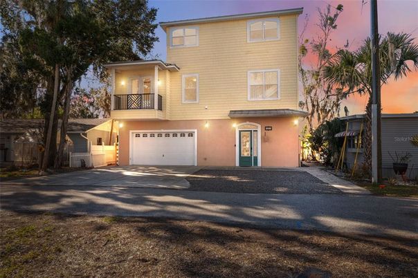 Attached, Exterior, Facade, Mediterranean