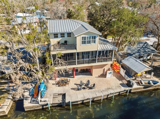 Exterior, Lake