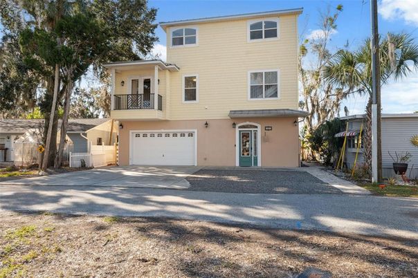 Attached, Exterior, Facade, Mediterranean
