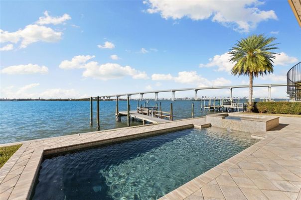 Exterior, Lake