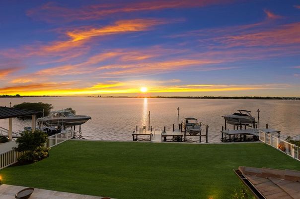 Exterior, Lake