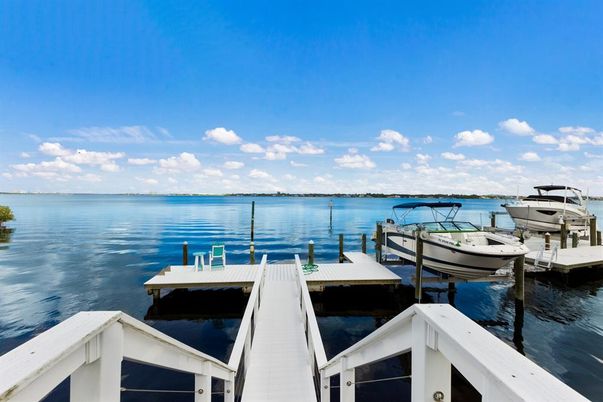 Exterior, Lake