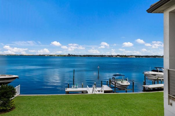 Exterior, Lake