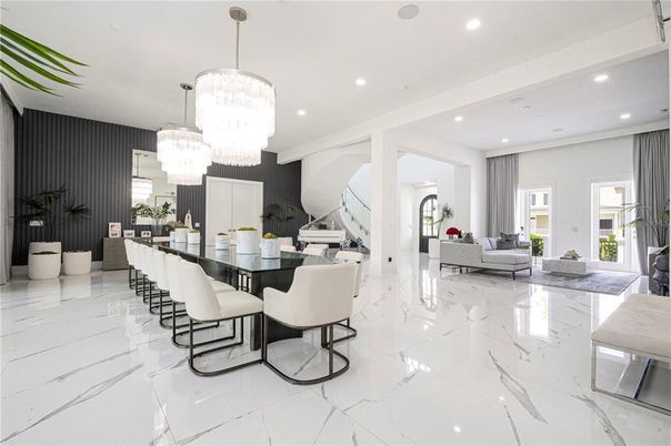 Chandelier, Dining room, Interior, Living room, Marble, Piano, Recessed Lighting